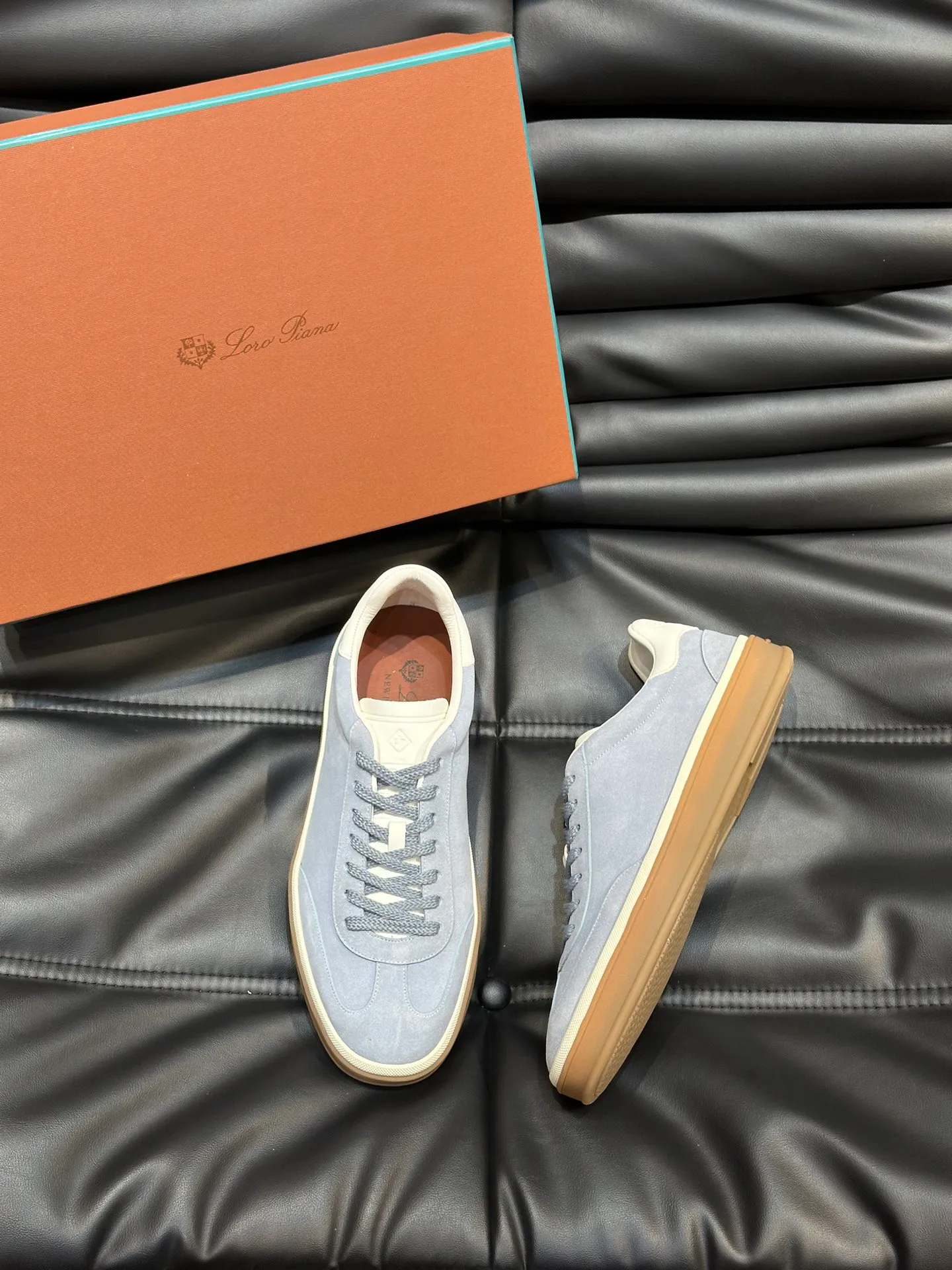 p420 Men's Shoes New 🆕Lp Old Money Style Men's Low-top Casual Tennis Shoes Loro Piana's high-end series has launched sports shoe styles made of soft cowhide. The breathable properties and flexible texture of natural materials make the sneakers both functional and comfortable. The high-quality metal-free tanning and tumble process highlights the natural texture of the leather, while the camel-colored sole and white rubber trim create a double-layer sole effect, making it an everyday shoe that can easily create a lazy and casual style! Size: 39-44 (45, 46 customized